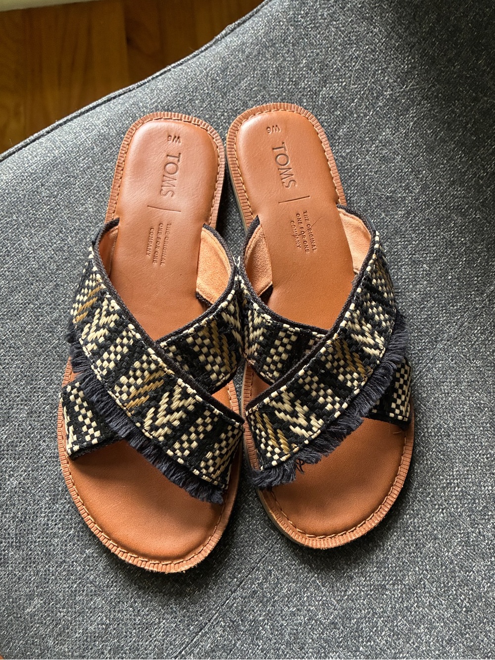 TOMS Womens Black & Tan Fringe Woven Slide Sandals 6